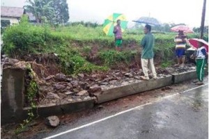 Hanya bertahan 3 bulan, Tembok penyangga tanah 